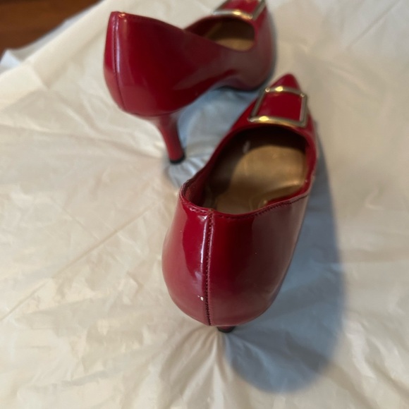 Preowned….. ComfortPlus size 7. Red with gold buckle. Still is good condition. - Picture 7 of 8